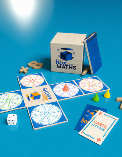 Scène 3D présentant un jeu de plateau en bois, des cartes, pions et un dé sur le thème des maths. Les couleurs sont dans les tons bleus.