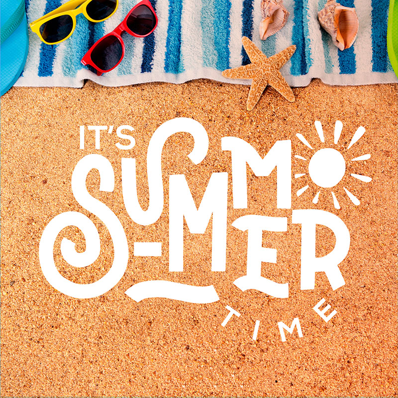 Visuel d'illustration : "It's summer" écrit en lettres blanches sur une photo de sable prise d'en haut.